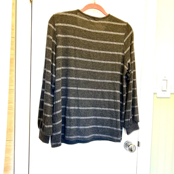Metallic Silver Striped Gray Sweater - Pullover Size L - Picture 3 of 7